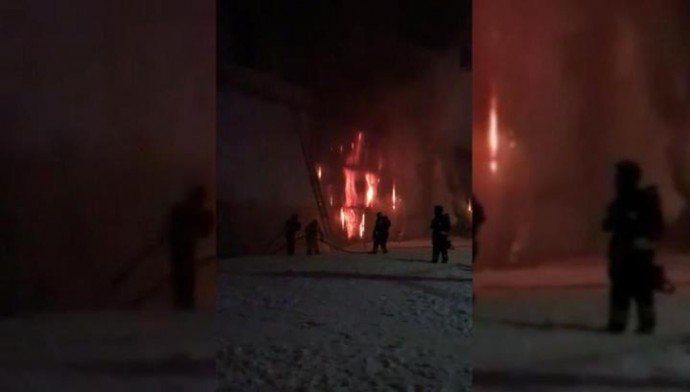 Трехэтажный гаражный комплекс сгорел в Щербинке в новогоднюю ночь